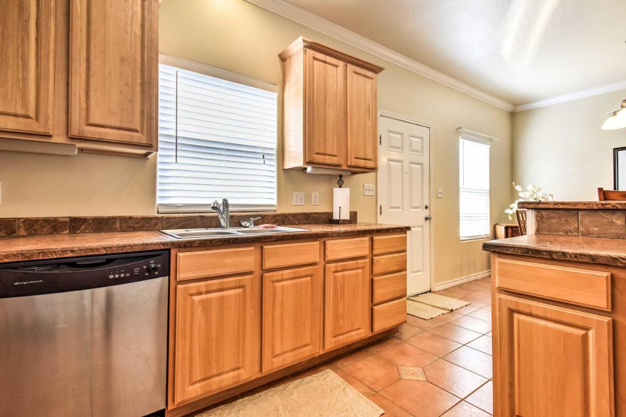 Waterfront Corpus Christi Townhome With Pool And Dock! Exterior photo